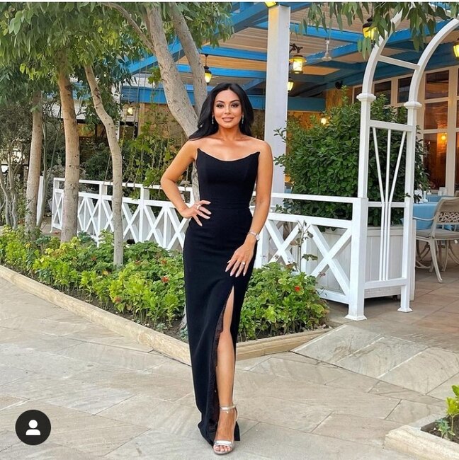 Vüsalə dərin yarıqlı geyimi ilə GÖZ QAMAŞDIRDI - FOTO