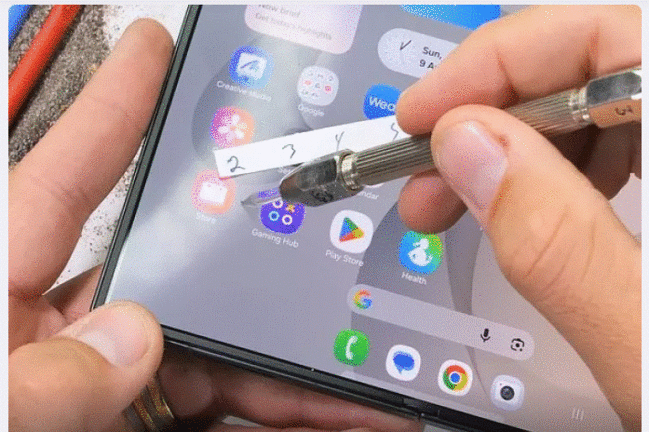 "Samsung"un yeni qatlanan telefonu testdə: Ekranı dırnaqla cızılır