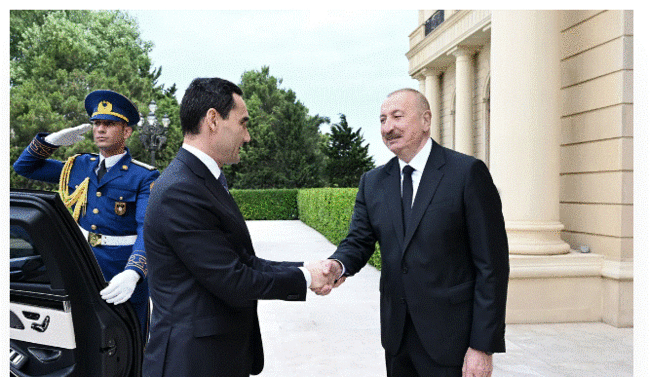 İlham Əliyev Sərdar Berdiməhəmmədovu Bakıda qarşıladı
