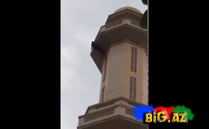 İnsanların gözü qarşısında minarədən belə yıxıldı - VİDEO 18+