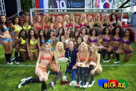 8 ölkənin qızları alt-paltarda futbol oynadı - FOTO