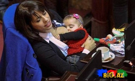 Deputat parlamentdə uşaq əmzirdi - FOTO