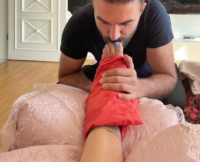 Sevgilisi məşhur müğənninin ayağını öpdü, çəkib PAYLAŞDI - FOTO
