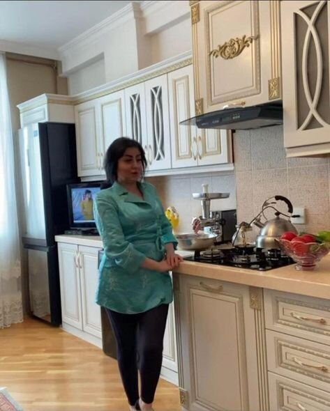 Afət Fərmanqızının karantin gündəliyi: Mətbəxdə ət çəkdi, otağın tozunu təmizlədi - FOTO