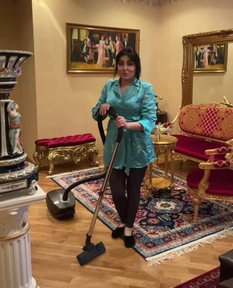 Afət Fərmanqızının karantin gündəliyi: Mətbəxdə ət çəkdi, otağın tozunu təmizlədi - FOTO