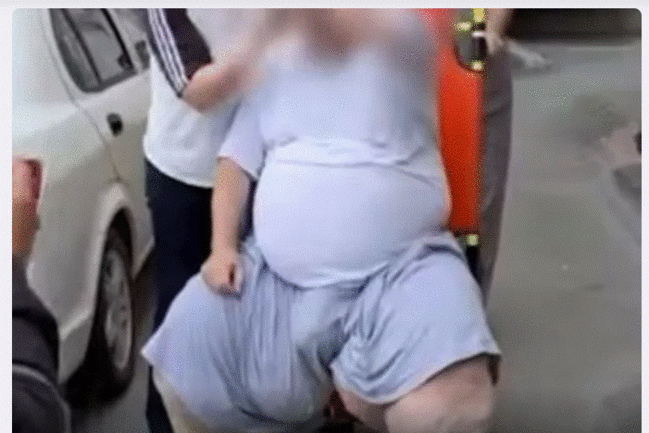 Bakıda 330 kilo çəkisi olan kişi evdən belə çıxarıldı