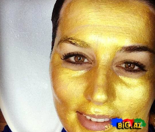Elza üzünə qızıl maska ilə qulluq edir - FOTO