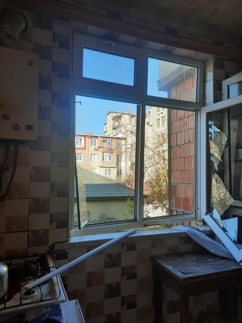 Bakıda yaşayış binasında PARTLAYIŞ: Xəsarət alanlar var - FOTO - VİDEO