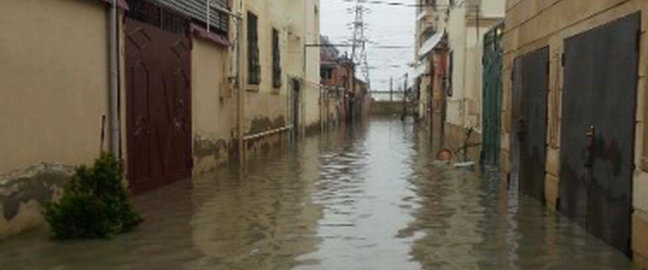 Yağış yağdı, Xırdalanda evlər SU ALTINDA QALDI - VİDEO