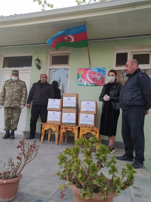 Hərbçilər əlillərə və müharibə veteranlarına baş çəkiblər