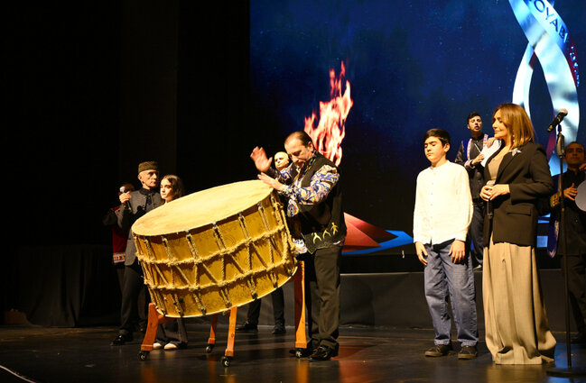 Prezidentin qızları Zəfəri şəhid anaları ilə qeyd etdi - Fotolar