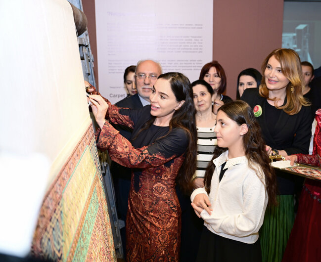 Prezidentin qızları Şahzadə ilə sərgidə - Fotolar