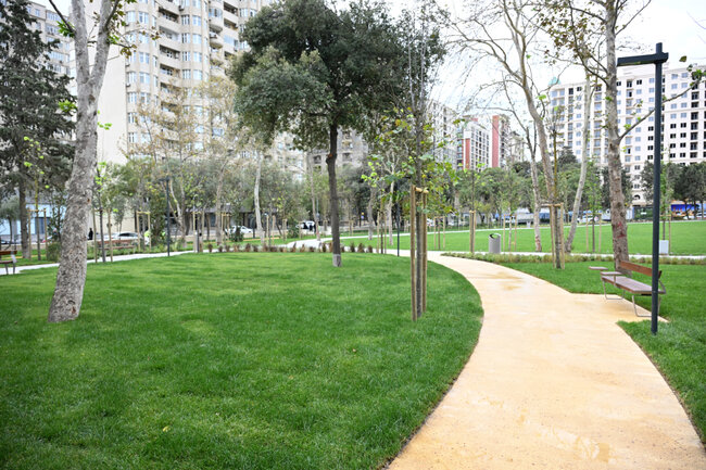 İlham Əliyev xanımı ilə yeni parkda - Fotolar