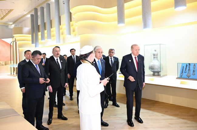 Prezident həmkarları ilə Türküstanı gəzdi - Fotolar
