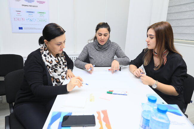 "Genderyönümlü pedaqogika" üzrə təlimləndirilən 400-ə yaxın müəllim təhsil sistemində gender bərabərliyini təşviq edəcək