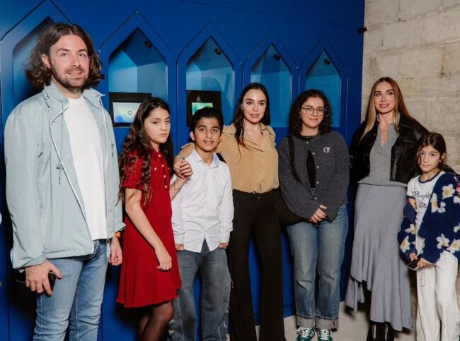 Leyla və Arzu Əliyevalar qızları ilə sərgidə... - Fotolar