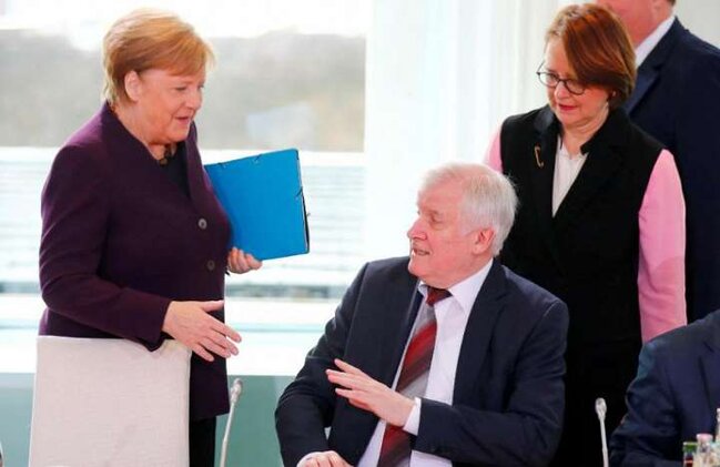 Nazir koronavirusa görə Merkelin əlini sıxmaqdan İMTİNA ETDİ - VİDEO