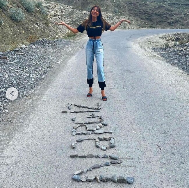 Aparıcı Nərgiz göbəyi açıq geyimi ilə DİQQƏT ÇƏKDİ - FOTOLAR