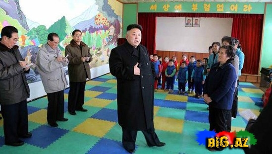 Hətta bələkdəki körpələr belə bu diktatorun önündə sıraya düzülür - FOTO