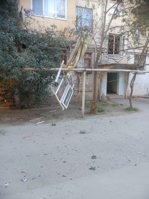 Bakıda yaşayış binasında PARTLAYIŞ: Xəsarət alanlar var - FOTO - VİDEO