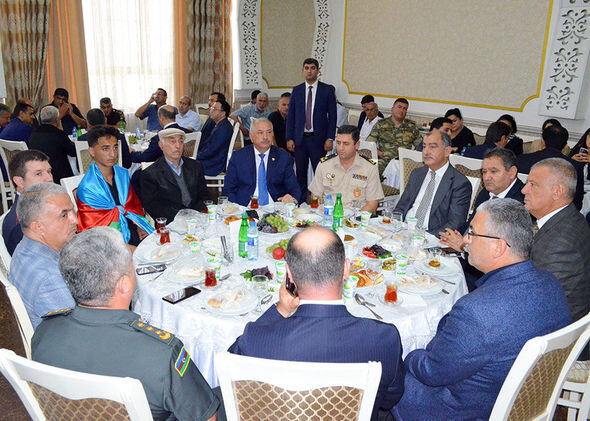 Müdafiə Nazirliyinin rəhbər heyəti şəhidlərimizin dəfn və yas mərasimlərində iştirak edib - FOTO