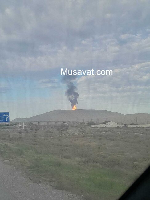 Sahil qəsəbəsi yaxınlığında vulkan püskürdü (FOTO)