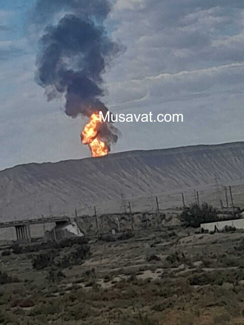 Sahil qəsəbəsi yaxınlığında vulkan püskürdü (FOTO)