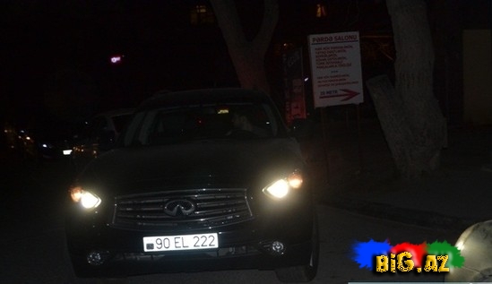 Eldar Qasımov avtomobili ilə görüntülənib - FOTO