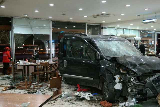 Avtomobil yüksək sürətlə restorana girdi: 2 ölü, 11 yaralı - FOTOLAR