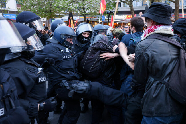 Berlində polislə etirazçılar arasında toqquşma olub