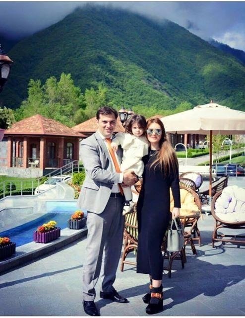 Emin Musəvi ikinci dəfə ailə qurduğu xanımı və qızı ilə - FOTO