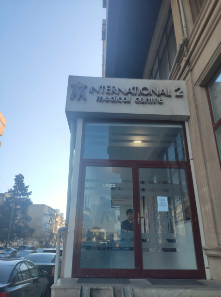 Estetik cərrah Əmiraslan Əmiraslanov məni bərbad əməliyyat etdi, çılpaq şəkillərimi paylaşdı