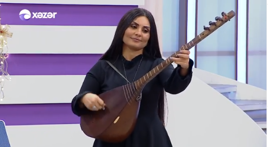 Şebnem Tovuzlu efirdə ilk dəfə saz ifa etdi-VİDEO