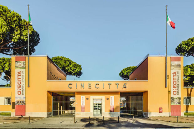 Romada məşhur kinostudiya yandı - VİDEO
