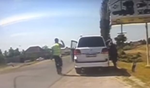 Yol polisi əməkdaşı avtomobildə qıcolma keçirən uşağı xilas etdi – VİDEO