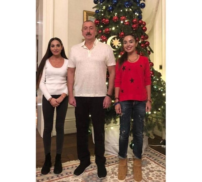 İlham Əliyev ad gününü ailəsi ilə birlikdə qeyd edib - FOTOLAR