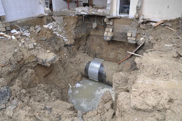 Binəqədidə su kəmərində qəza olub - FOTO