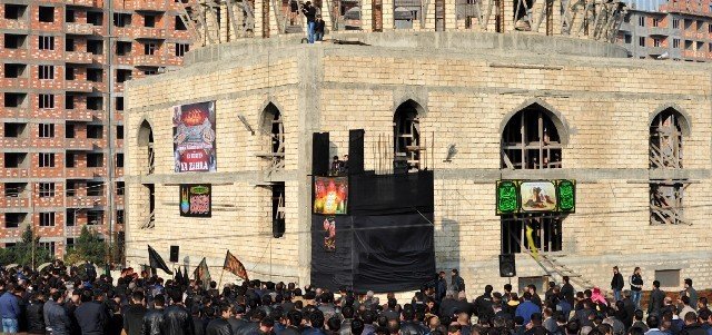 Məmur "Fatimeyi Zəhra" məscidini sökdürüb yerində bina tikdirmək istəyir - Sakinlər AYAĞA QALXDI