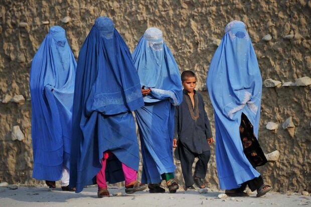 "Taliban" qadınlar üçün burkanı məcburi etdi