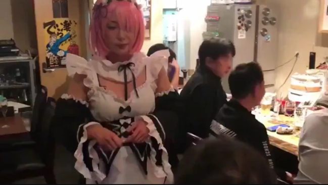 Bu restoranda yeməyin yanında şillə də verirlər - VİDEO