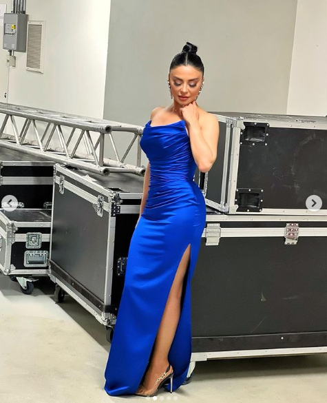 Vüsalə dərin yarıqlı geyimi ilə GÖZ QAMAŞDIRDI - FOTOLAR