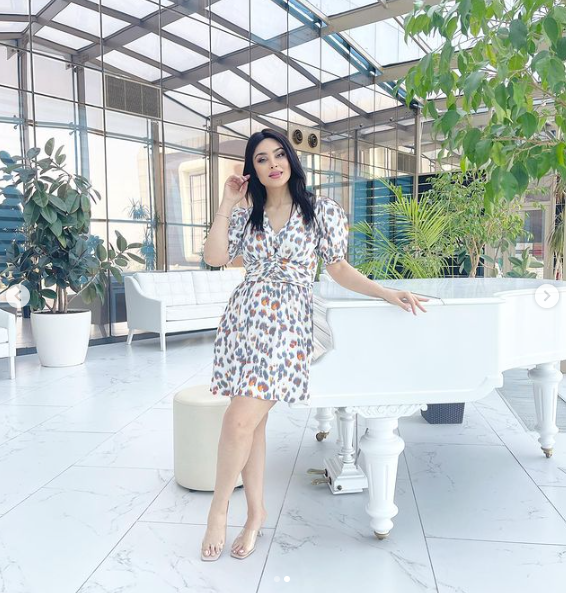 Məşhur azərbaycanlı müğənni görünüşü ilə HEYRAN ETDİ - FOTO