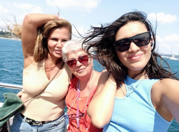 Aparıcı Ülvira qızı Zeynəb ilə - FOTOLAR