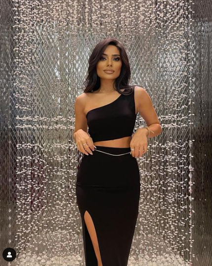 ATV-nin aparıcısı dərin yarıqlı libası ilə GÖZ QAMAŞDIRDI - FOTOLAR