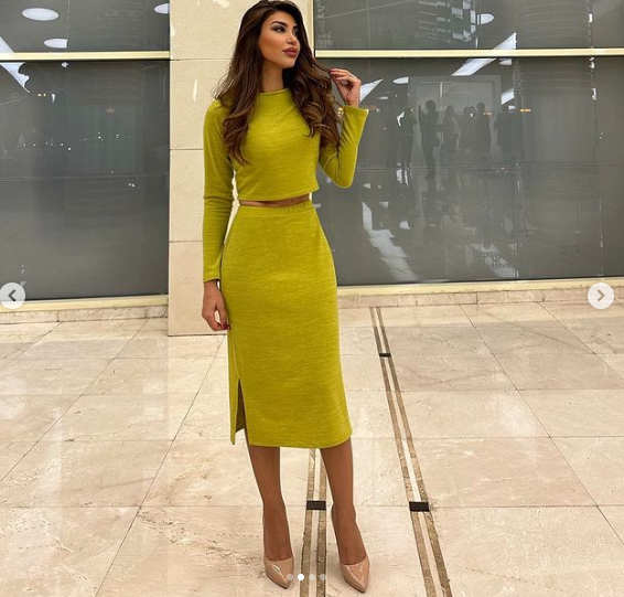 Aparıcı Nərgiz göbəyi açıq geyimdə DİQQƏT ÇƏKDİ - FOTOLAR