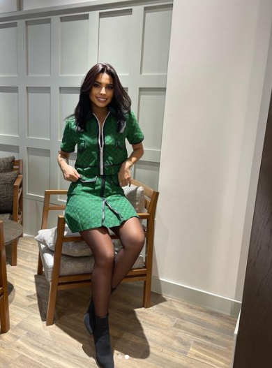 ATV-nin aparıcısı mini geyimi ilə DİQQƏT ÇƏKDİ - FOTOLAR