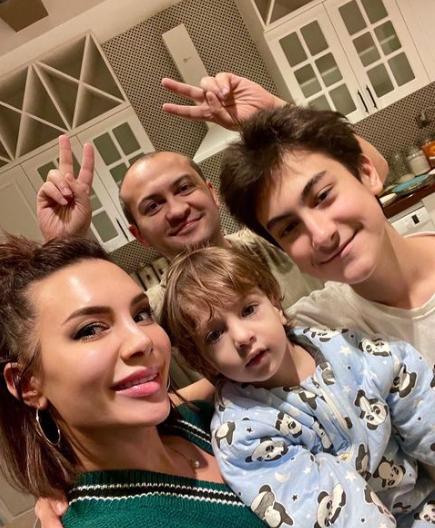 Aparıcı Turan həyat yoldaşı və övladları ilə - YENİ FOTO