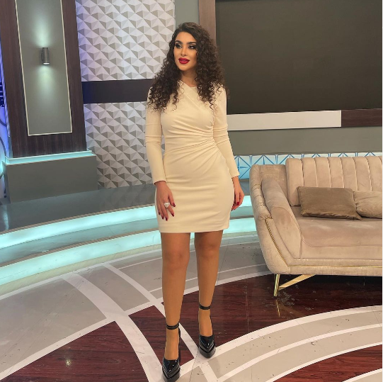 Məşhur azərbaycanlı müğənni mini geyimdə cazibədar görünüşü ilə HEYRAN ETDİ - FOTO