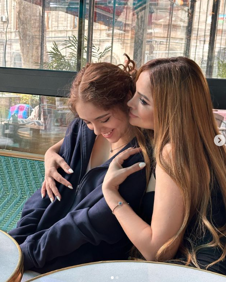 Nigar Camalın qızı gözəlliyi ilə hər kəsi heyran etdi - FOTOLAR