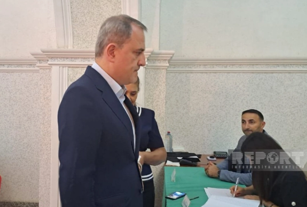 Azərbaycanın xarici işlər naziri Ceyhun Bayramov növbədənkənar parlament seçkisində səsvermə hüququndan istifadə edib. "Report" xəbər verir 